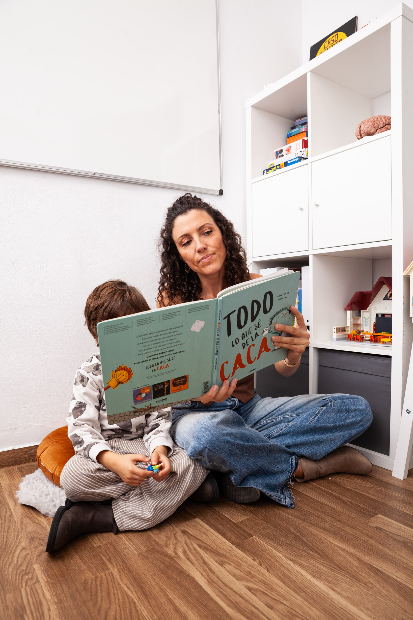 Alicia Alcaine leyendo un cuento con un niño durante una sesión